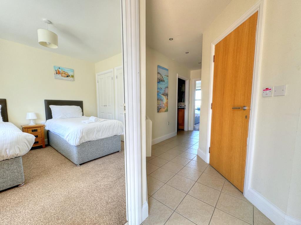 Lot: 120 - TOP FLOOR HOLIDAY APARTMENT FOR INVESTMENT - Entrance Hall
